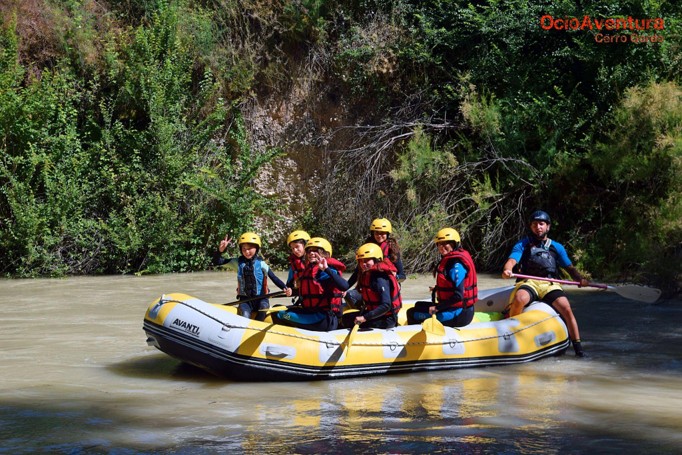 Grupo escolar disfrutando de una jornada multiaventura en Andalucía