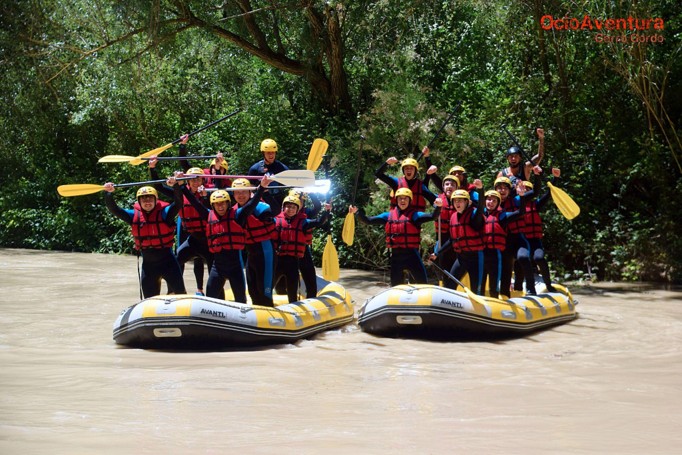 Grupo escolar participando en actividades multiaventura en Andalucía